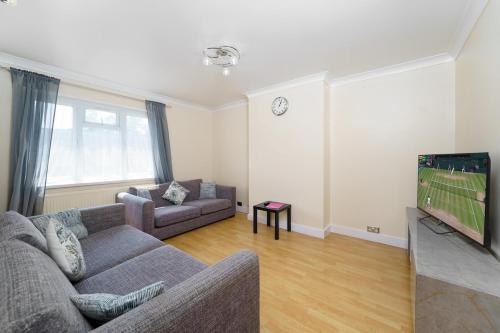 Harlington Apartment | 2BR Apartment near Heathrow Airport
