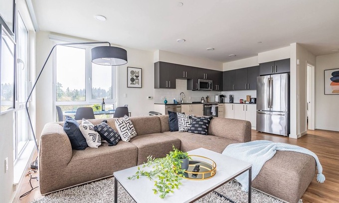 West Bellevue Apartment | 2BR | Balcony, Views, Gym | Bellevue | Sophari B