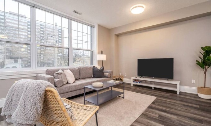 Burlington Apartment | 2BR Burlington Apt | Near Waterfront & Art Gallery