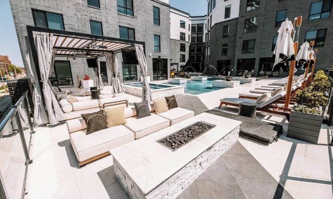 DeBaliviere Place Apartment | 2BR Cozy Apt in CWE | Parking, Gym & Pool