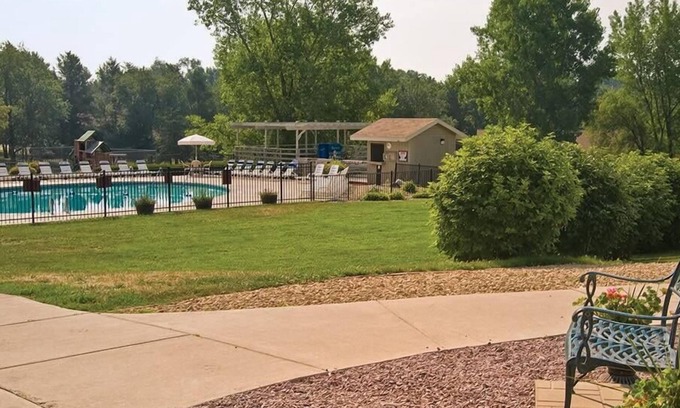 Lake Delton Condo | 2br Deluxe Condo in Wilderness Setting!