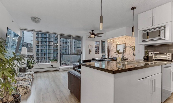 Crosstown Apartment | 2BR Gastown Downtown Vancouver close to everything