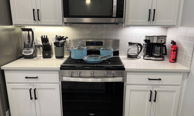 Westridge House | 2Br, Gym, Trails, Fast Wifi, 75" TV, Workspace