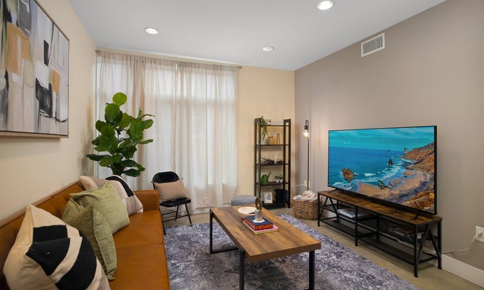 Pasadena House | 2BR HOME - 2min Walk to Downtown Pasadena & Convention Center