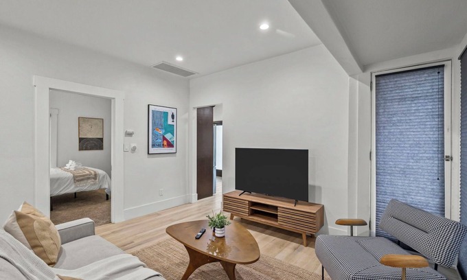 North Central House | 2BR Homey Cottage near Rosebowl - Free Parking