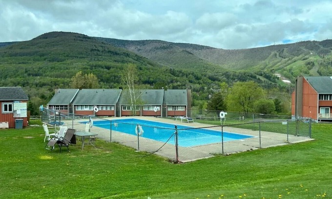 Hunter House | 2BR Mountain View Home with Pool & 3 mins to Ski Slopes