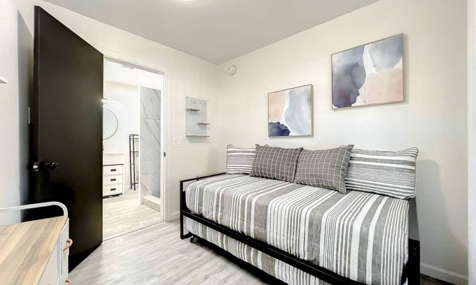 Wadeview Park House | 2BR Orlando Retreat Pets + Wi-Fi Near Disney