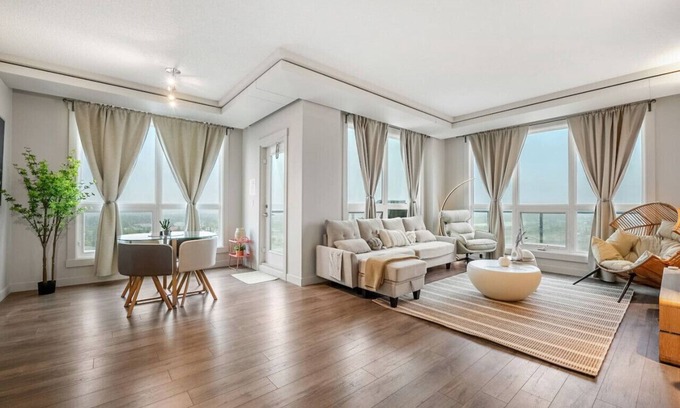 Haysboro Apartment | 2BR Penthouse » AC » BBQ » Parking » Sleeps 6 - 8