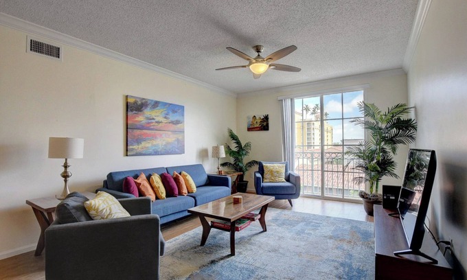 Downtown West Palm Beach Condo | 2BR Penthouse – Walk to Rosemary Square – Pool, Jacuzzi, Gym, Parking