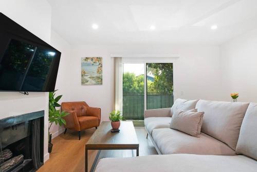 Van Nuys Apartment | 2BR Plus Bonus Room and Pool Access Near Universal Studios