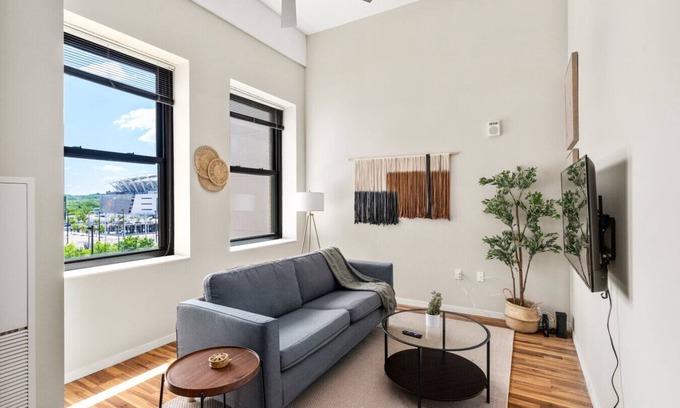 Downtown Cincinnati Apartment | 2BR Steps to Fountain Sq Pool & Sky Lounge Access