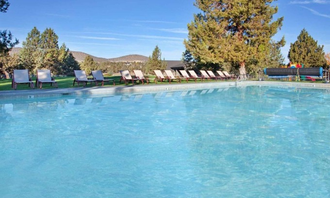 Redmond Apartment | 2BR Townhome | Golf. Pool. Free Parking. Pet Friendly