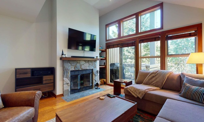 Blackcomb House | 2BR | Treeline - Benchlands | Dog Friendly | Ski-in Access | Free Parking