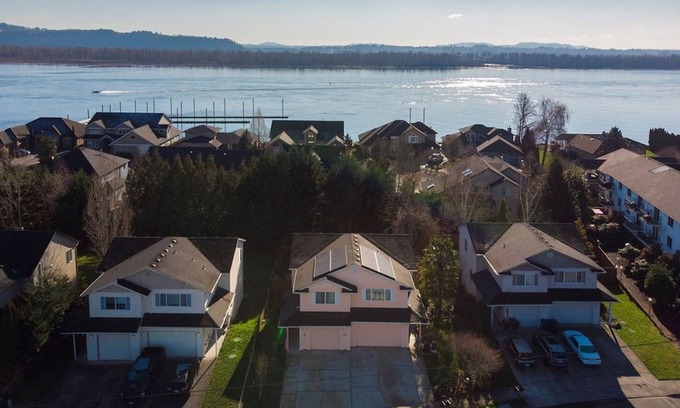 Camas House | 2BR w SAUNA near Downtown Camas & Waterfront