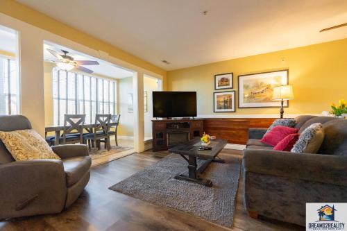 Branson House | 2BR Walk-In Condo - Near the 76 Strip - Pool - FREE TICKETS INCLUDED - CLC-7