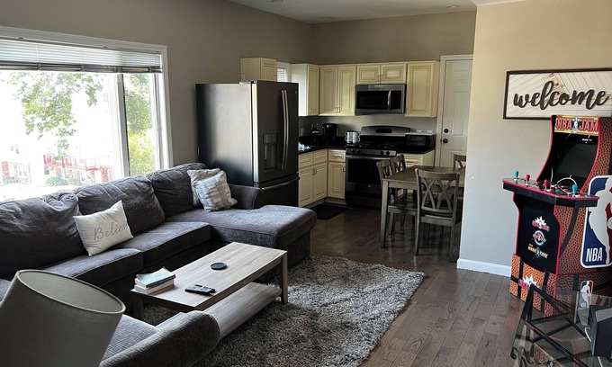 Chelsea House | 2BR with a king, queen-beds sofa bed 65’TV free parking close to everything