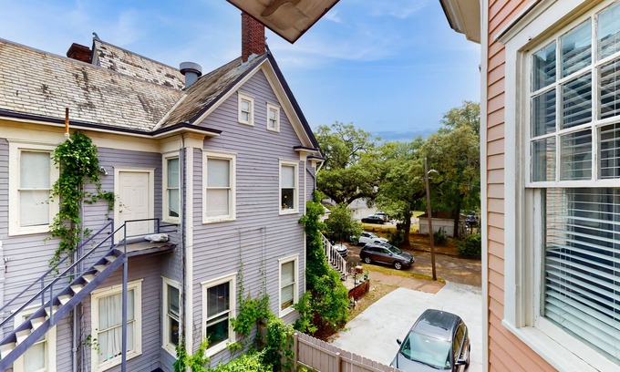 Thomas Square Apartment | 2nd-floor apartment near Savannah River with full kitchen, washer/dryer, patio