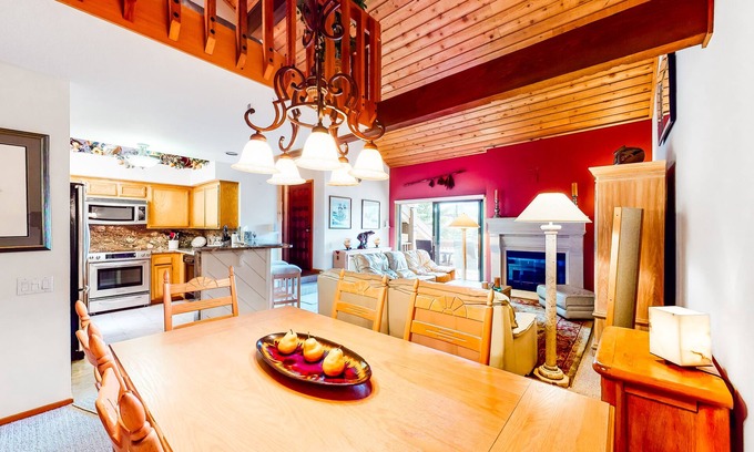 Elkhorn Village Condo | 2nd-Floor Condo + Loft w/Balcony, Mtn Views, Fireplace, Free WiFi