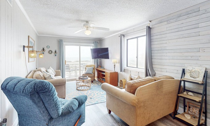 Holden Beach Condo | 2nd-floor condo with ocean views, outdoor pool, tennis & beach access - dogs OK
