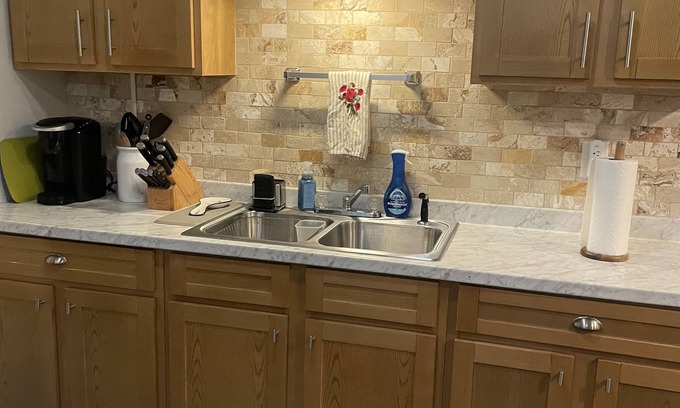 Downtown Buffalo Apartment | 2nd. Floor Cozy Buffalo Medical Corridor Apartment. Parking