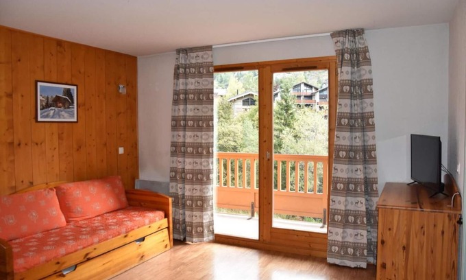 Pralognan-la-Vanoise Apartment | 2nd floor, swimming pool, balcony, parking, tv, ski locker, 36m², Pralognan-la-Vanoise