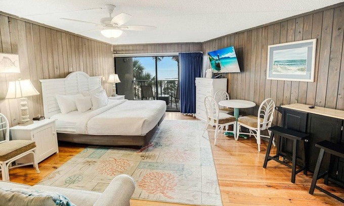 Litchfield by the Sea Apartment | 2nd Floor Oceanfront King Room Tower