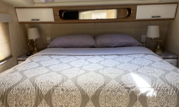 Moreno Valley House | 2RV/Stunning and comfortableCamper/private/freeparking/internet and Netflix