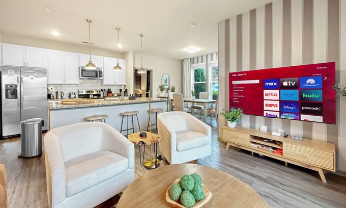 Cornelius Apartment | 2xKing Beds, Pool, Gym, No-Stairs