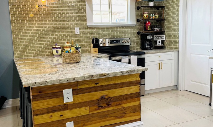 Government Hill House | 3/2.5- Sleeps 6: Sea World Fiesta Texas Downtown