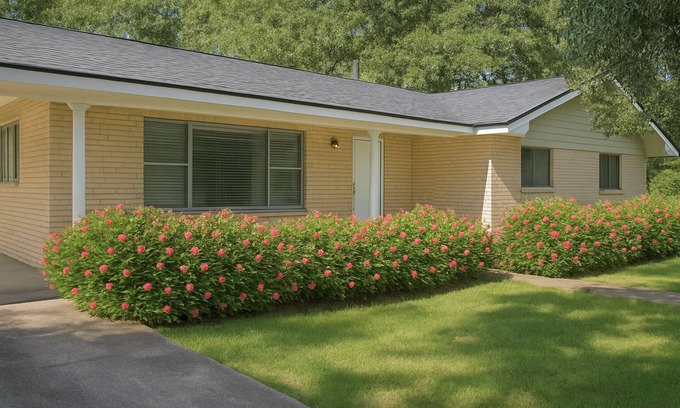 Lake Charles House | 3/2 on 1 acre on main road close to Casinos, Restaurants & Plants!