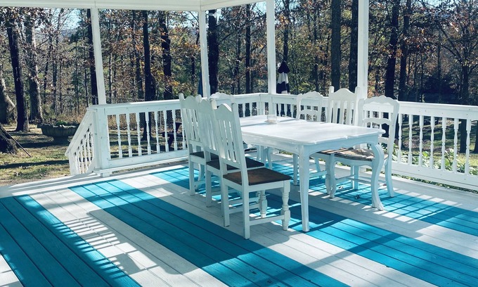 Mid America House | 3 acres on Lake Hamilton with a pool- Sleeps 35 guest