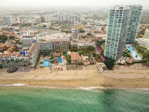 North Hotel Zone Apartment | 3 Adults or 2 Adults plus 2 Kids 1 block from Ocean