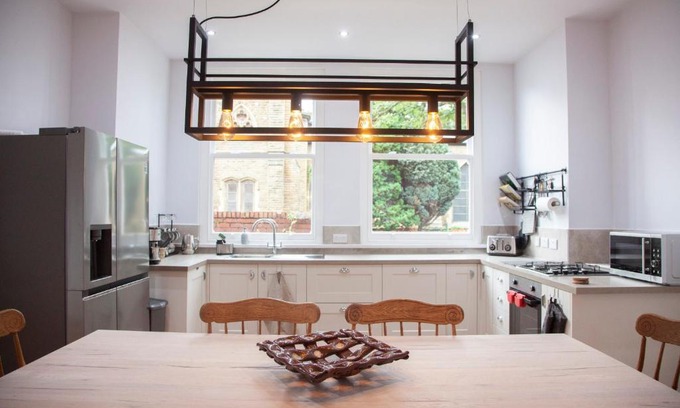 Old Trafford Apartment | 3 Bath Contemporary Victorian Near Manchester Attractions