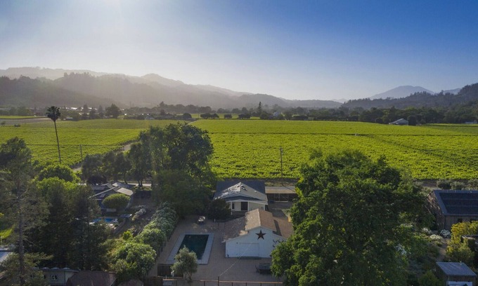 St. Helena House | 3 bd 2 ba Vineyard View Farmhouse close to downtown St. Helena Permit PL24-006