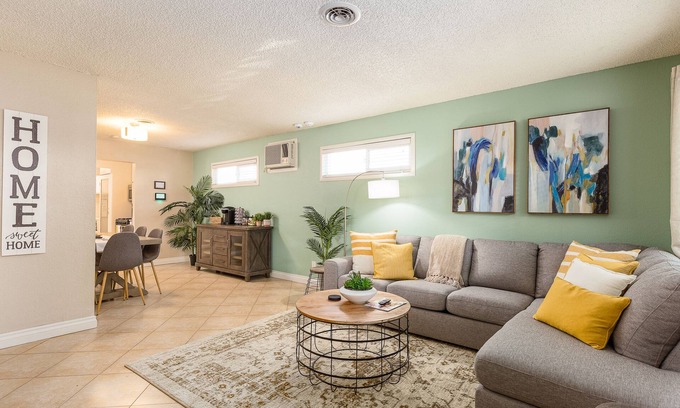 Fullerton House | 3 Bd House Near Disney/Knotts/Convention Ctr~Sleeps 10!~King Beds!