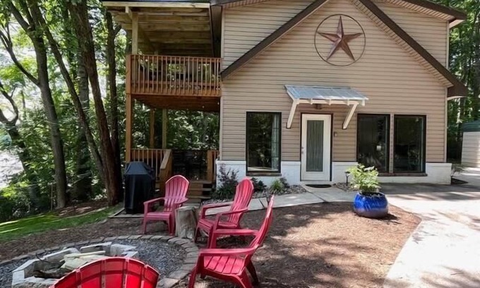 Harbor House House | 3-BDR Direct Waterfront Cottage