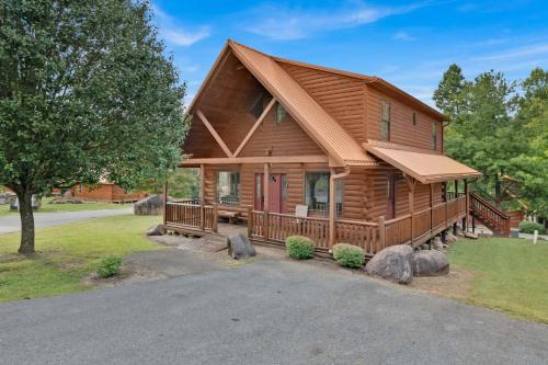 White Oak Lodge House | 3 BDR Log Cabin in Cozy Resort with Private Hot Tub