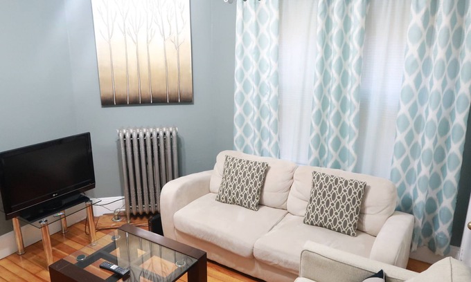 Harbor View - Orient Heights House | 3 bdrm apt near Airport&Downtown