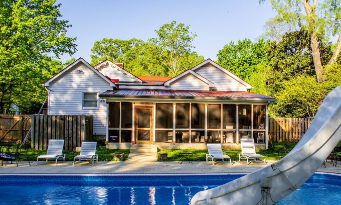Historic Downtown Franklin House | 3 Bdrm w/ Office in Downtown Franklin