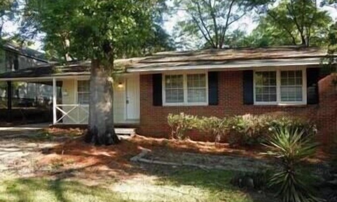 Columbus House | 3 bed 1.5 bath Central location 11 min to base.