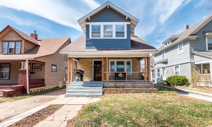 Wichita House | 3 Bed 2 Bath by College Hill w Fitness Room