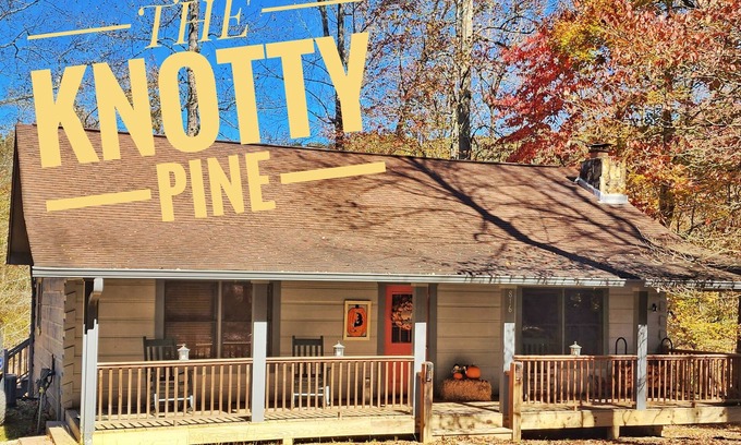 Ellijay Cabin | 3 bed/2 bath Cozy Cabin on the Coosawattee River with HotTub & Fireplace