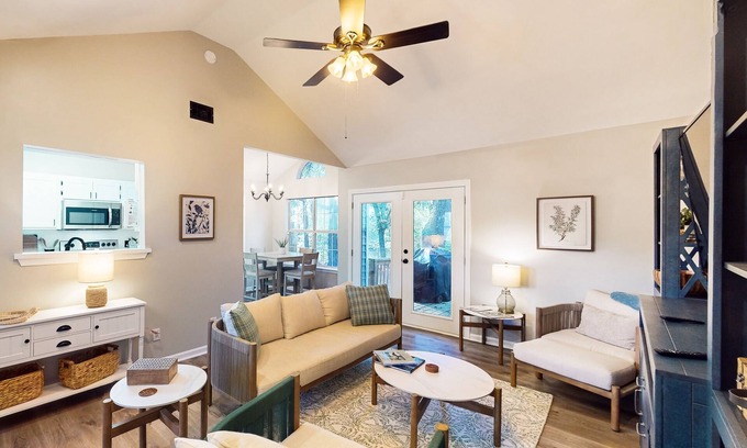 Savannah House | 3 bed /2 bath home w/High-End Finishes & Private Backyard