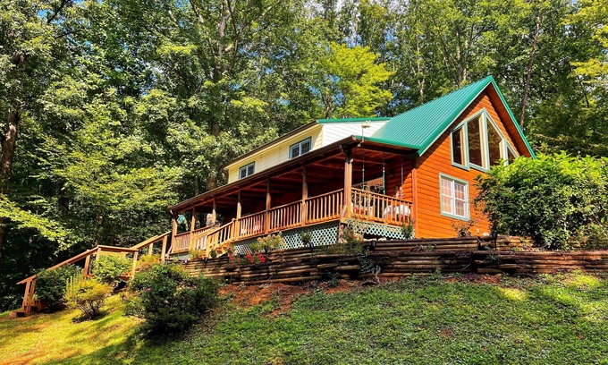 Cosby House | 3 Bed 2 Bath~Hot Tub~Fire Pit~Game Room~Popcorn Machine~Hammocks~Mountain Views.