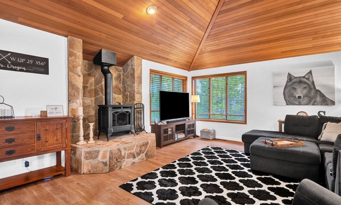 Deer Park House | 3 Bed, 2 Bath, Hot Tub, Recreation Passes - Tan Oak 2