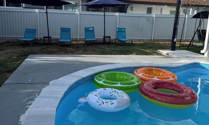 Golden Gate House | 3-bed 2-bath house in Naples with WiFi, AC and pool. Live the Florida dream !