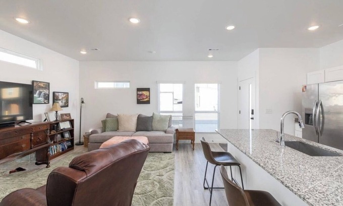 Bentonville House | 3 Bed 2 Bath house in brilliant Bentonville near downtown & Walmart Home Office