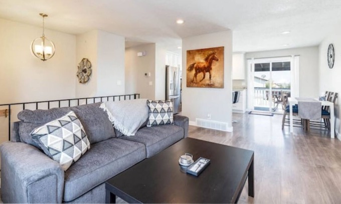 Taylorsville House | 3 bed 2 bath pet friendly & 30 mins to skiing!