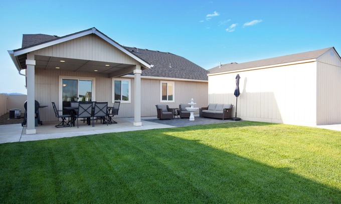 Rathdrum House | 3 bed/2 bath residence nestled in a conveniently located family-friendly neighborhood.