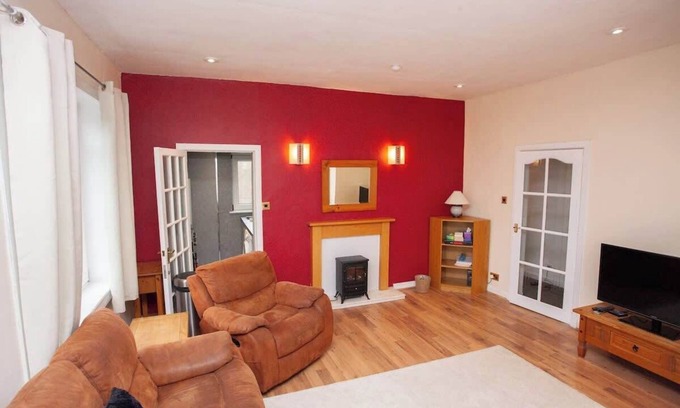 Glasgow Apartment | 3 Bed Cottage Flat with Parking